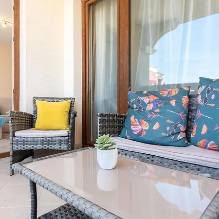 Blue Lagoon Seafront Apartment *