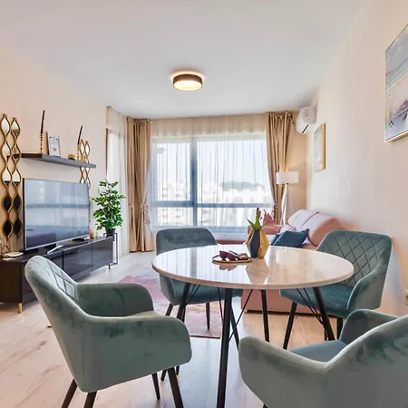 Blue Lagoon Seafront Apartment Warna